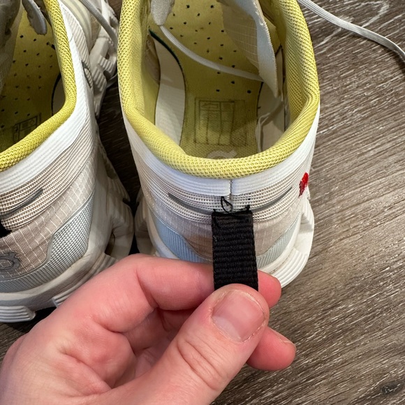 On running shoes - Picture 5 of 11